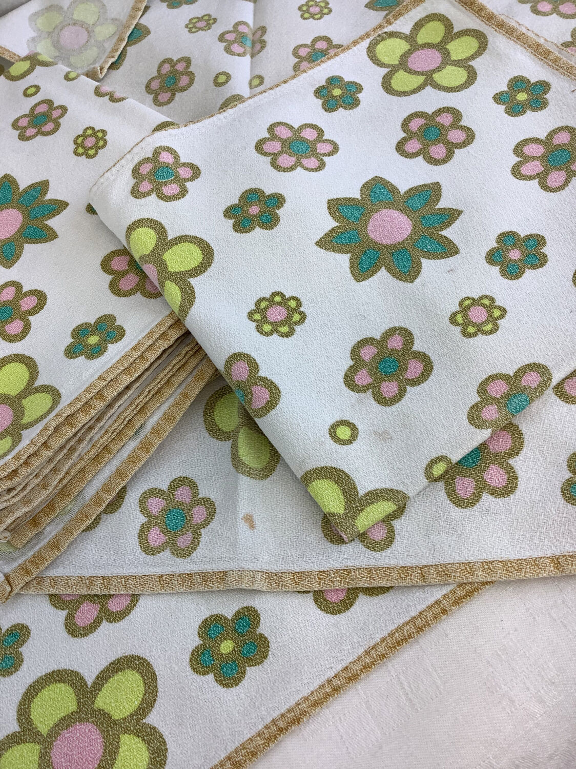 Vintage rectangular tablecloth & 8 towels