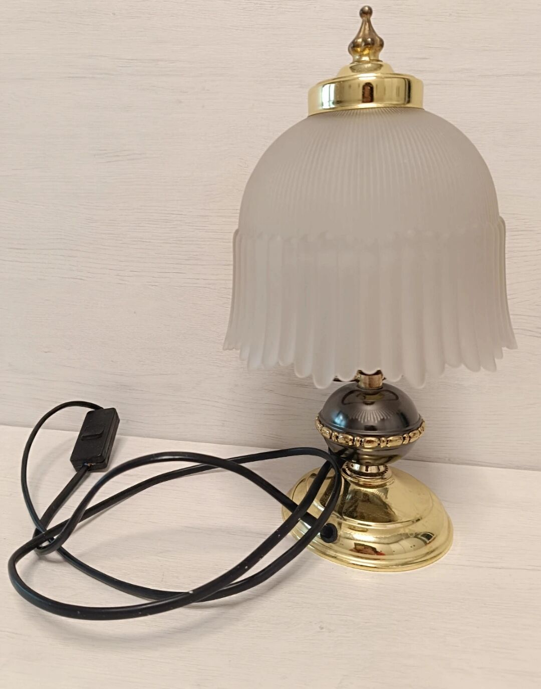 Vintage table lamp in brass and pleated opaline glass.