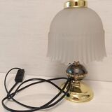Vintage table lamp in brass and pleated opaline glass.