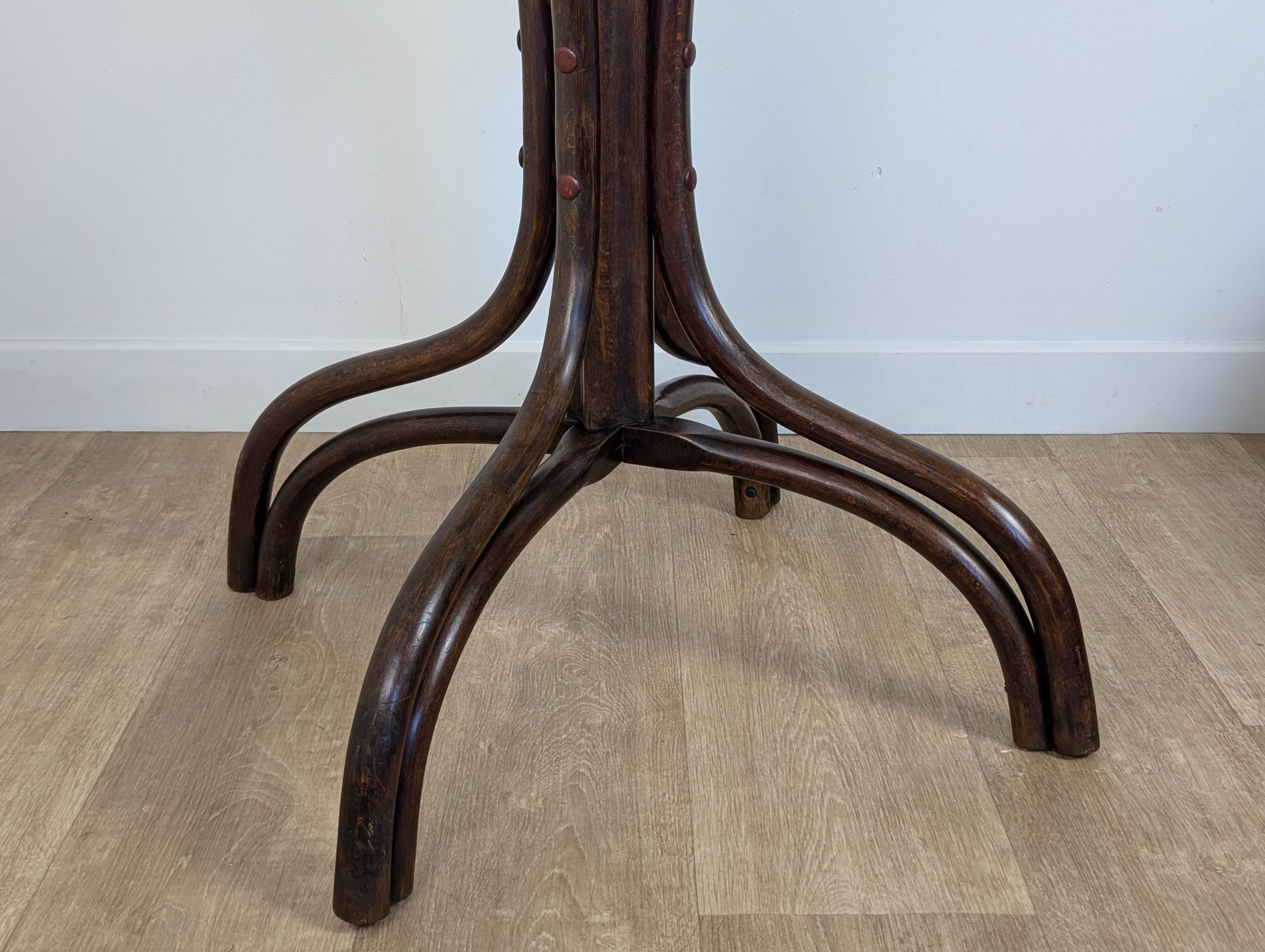 Fischel parrot coat rack