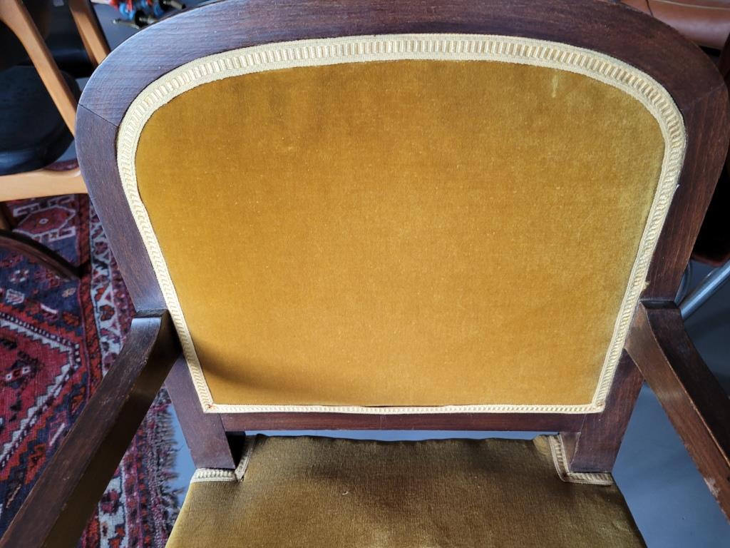Wide and comfortable bridge chair