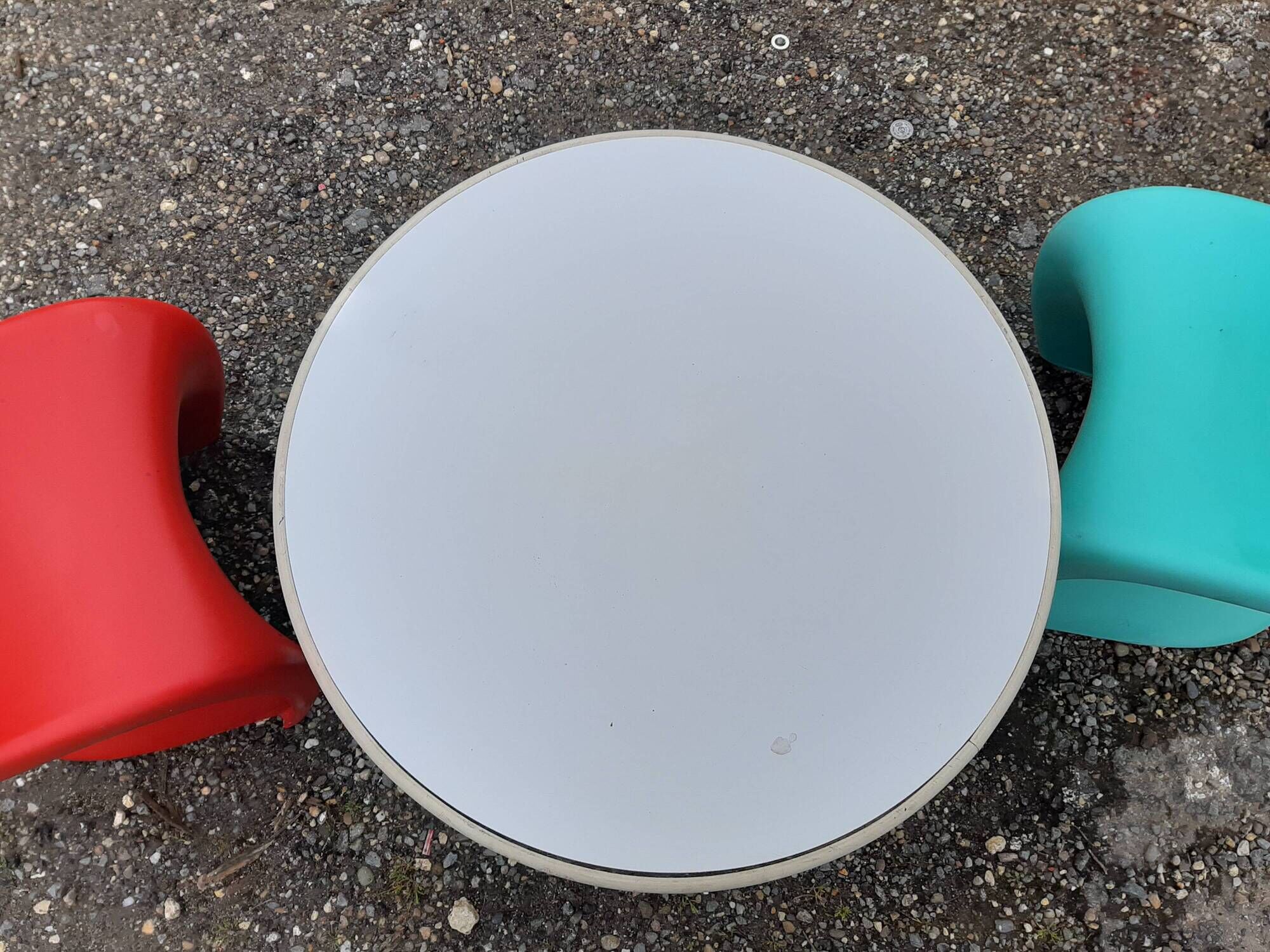 Lounge set with table and pair of Panton chairs