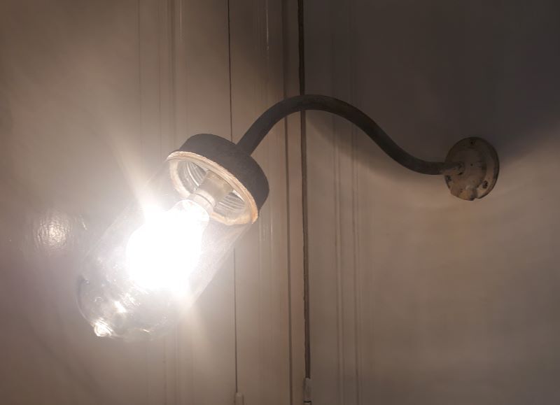 Industrial gooseneck wall lamp