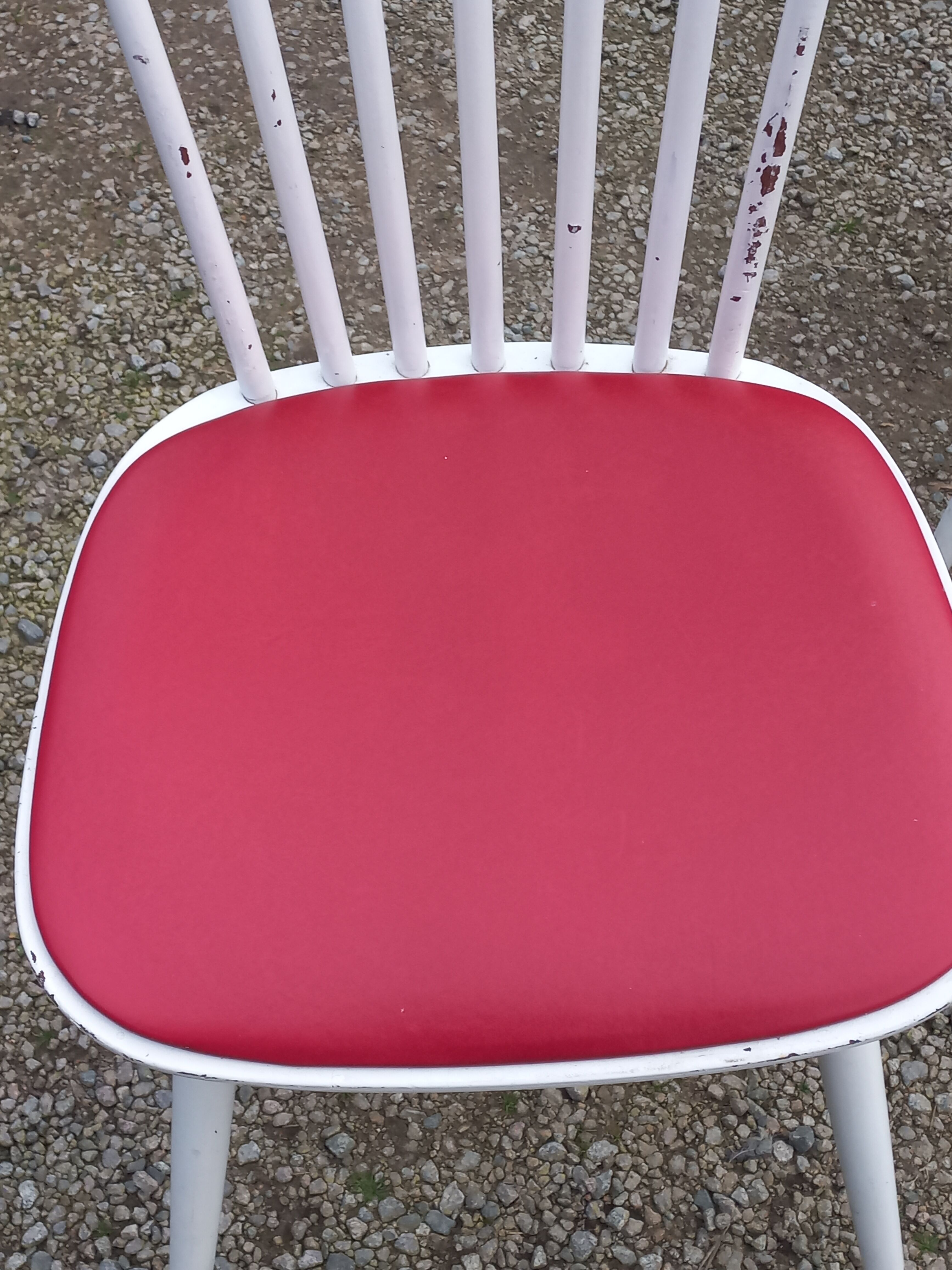 Set of 4 Scandinavian style chairs from the 50s in white lacquered wood and red skaï patties