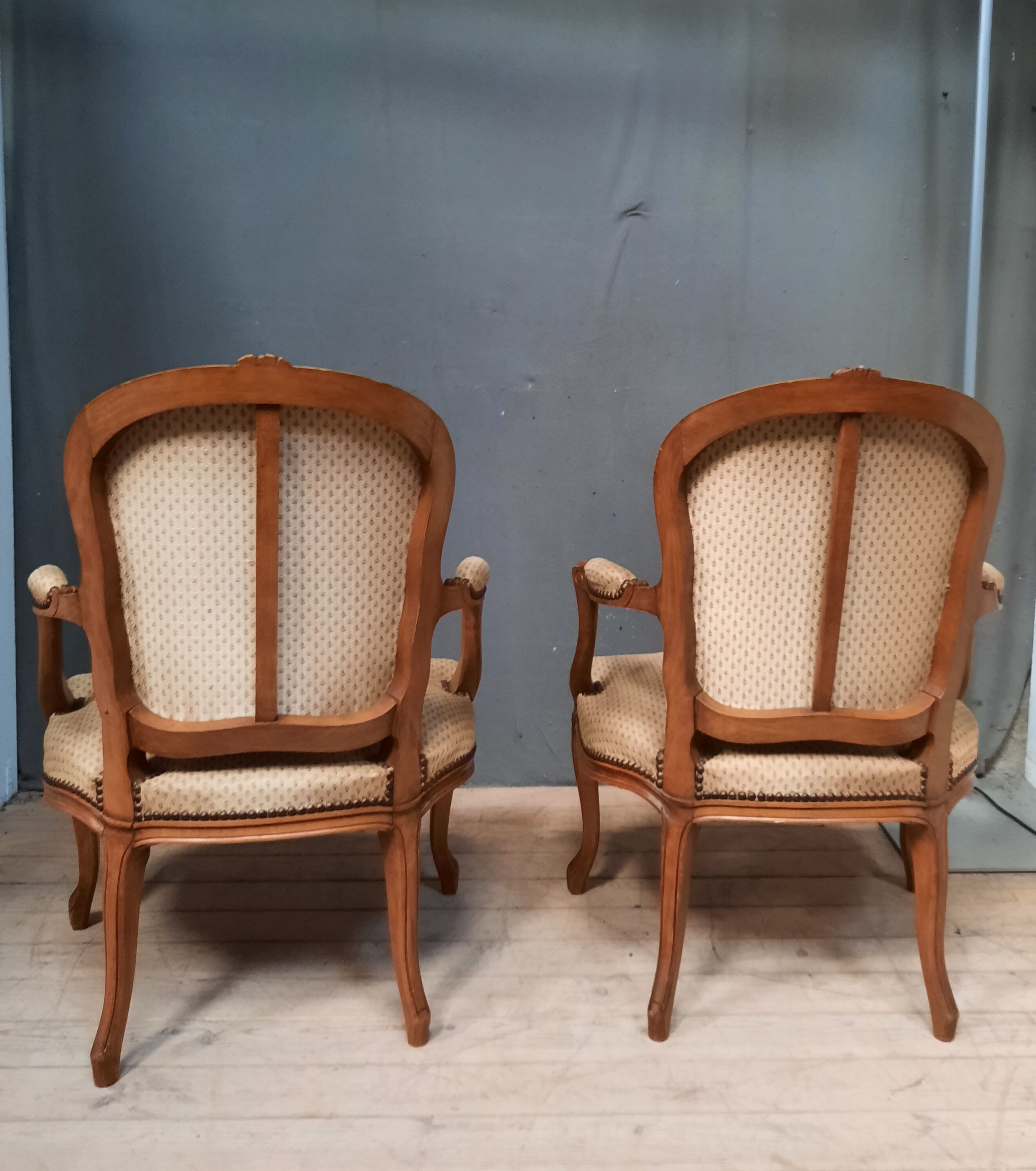 Paire de fauteuils de style Louis XV