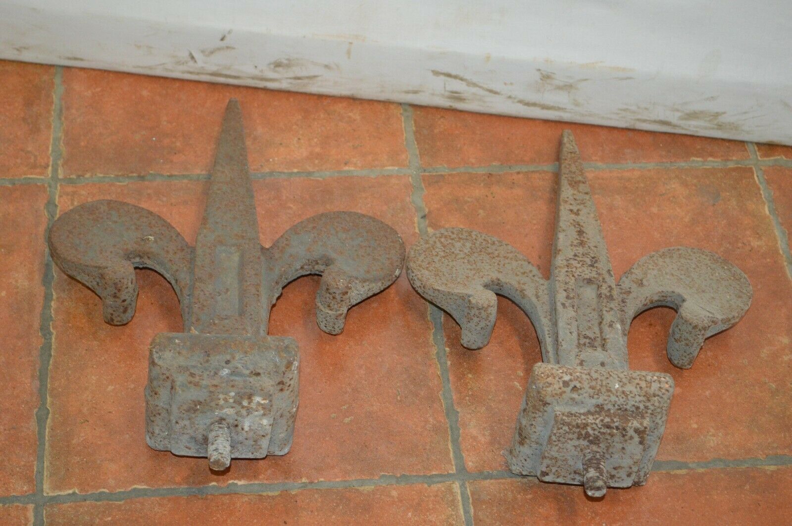 cast iron fleurs-de-lis (pair)