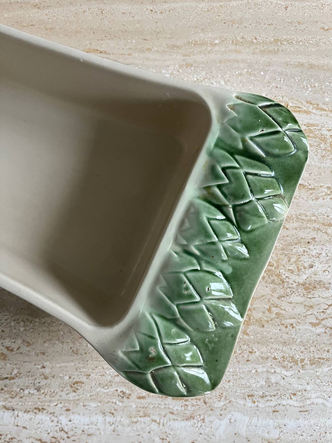 Plat en barbotine asperge vintage