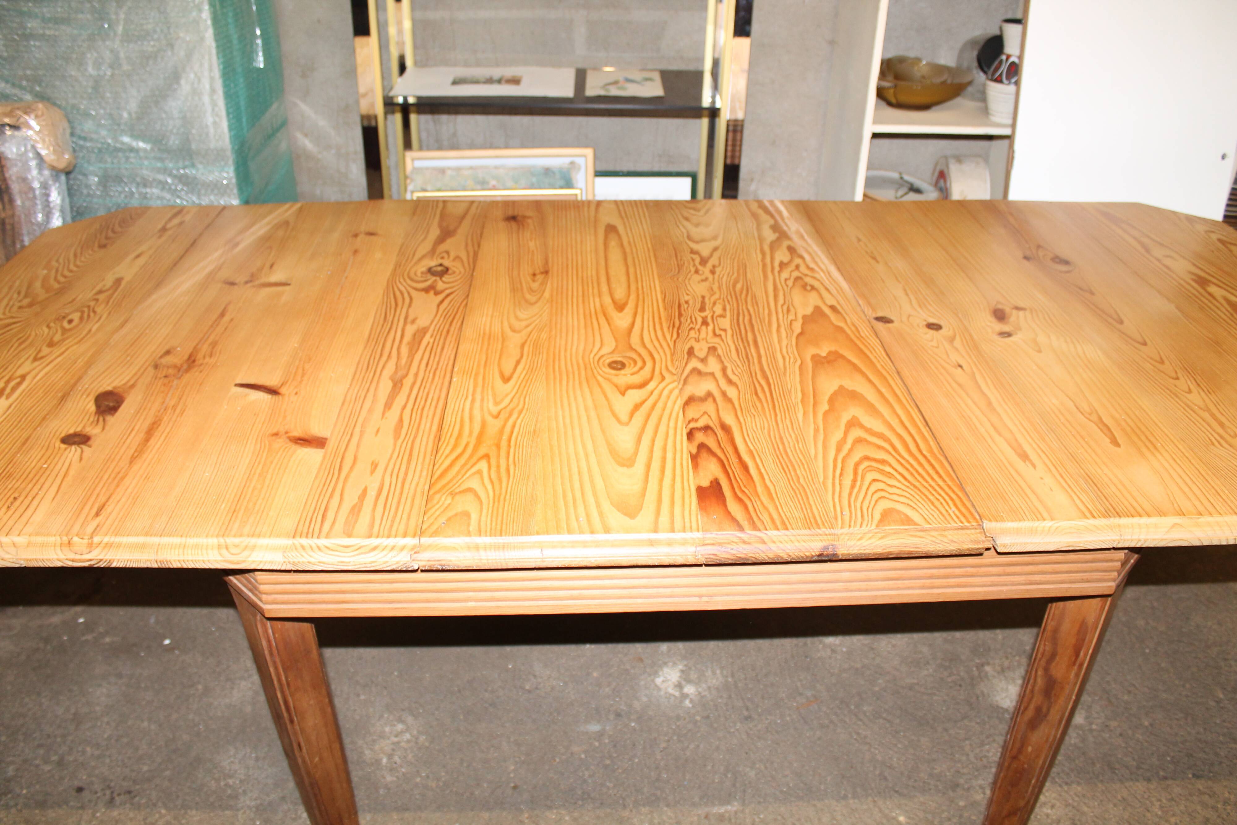 Solid pine stretch table
