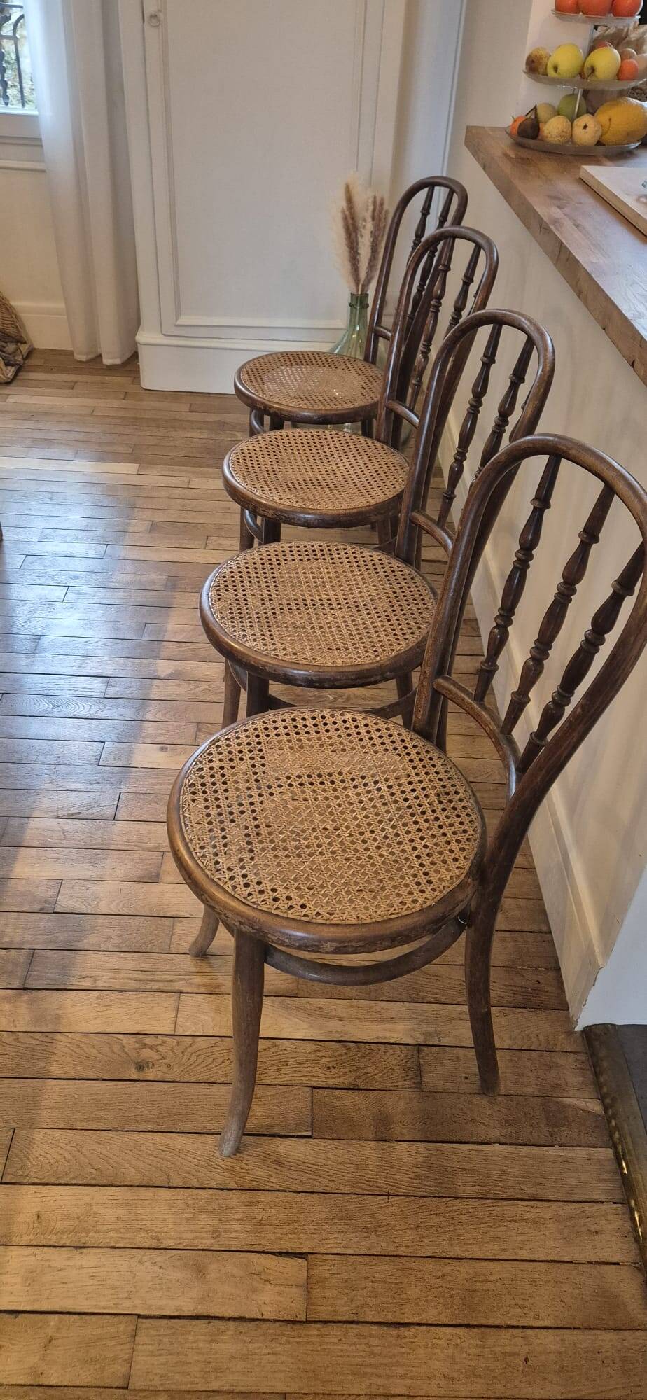 Lot de 4 chaises signées Thonet avec cannage
