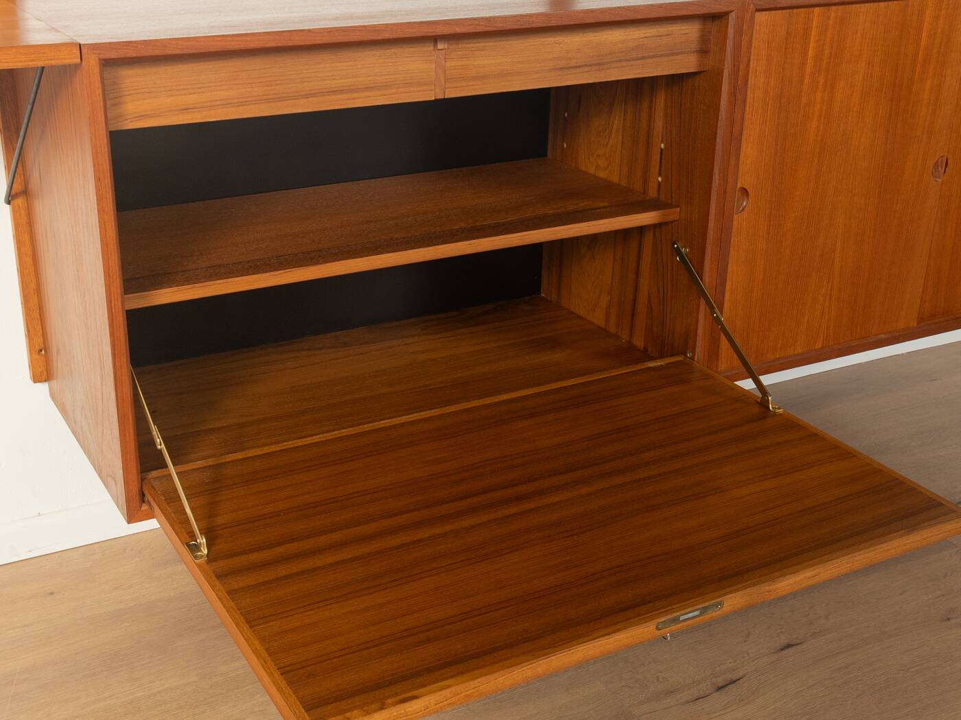 Classic shelving system from the 1950s in teak veneer by Poul Cadovius for Cado