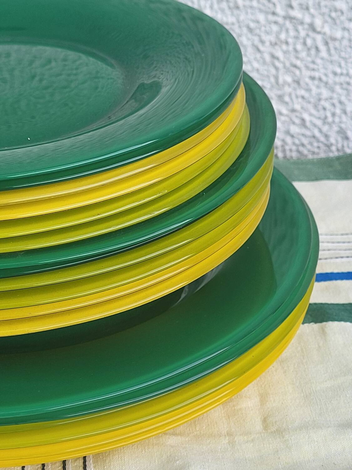 18 assiettes Memphis