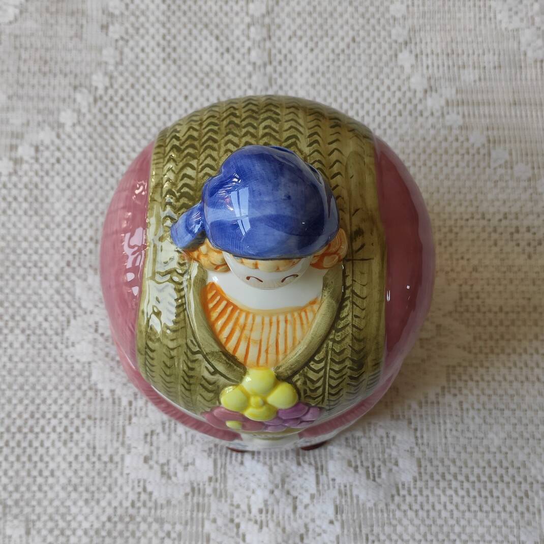 Pot slip woman with bouquet