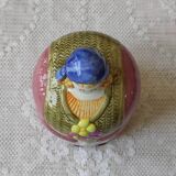 Pot slip woman with bouquet