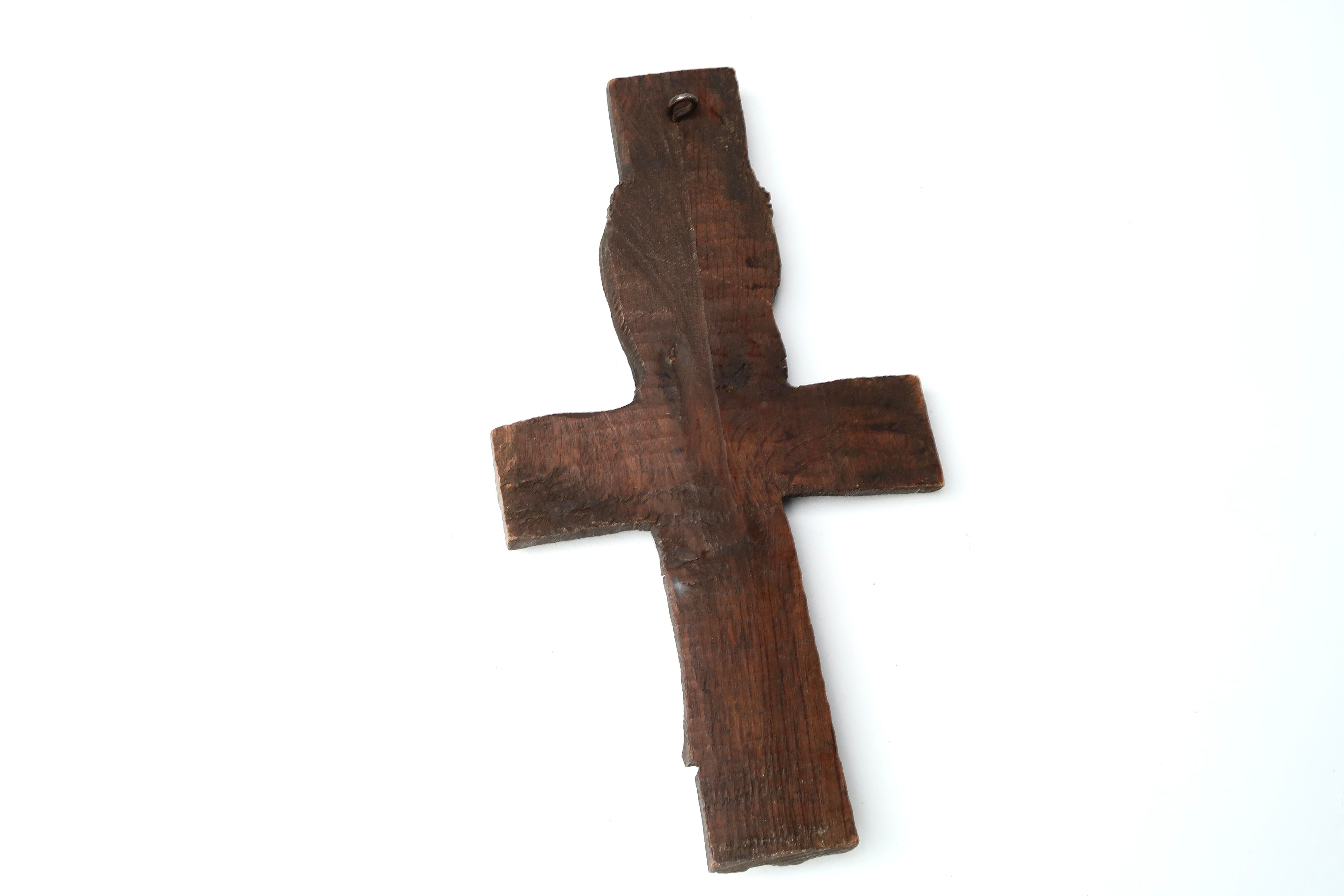 Crucifix mural art populaire sculpté dans le bois