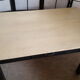 Table de ferme, à manger, chêne et pin patiné noir et jaune pale