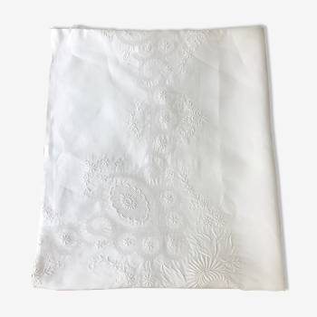 Nappe blanche brodée motifs fleuris