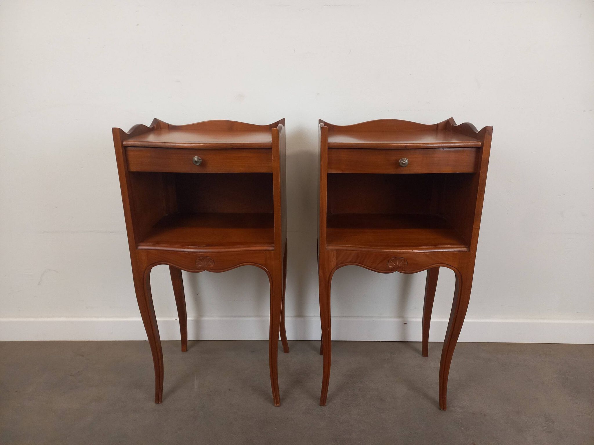 Paire de tables de chevet style Louis XV