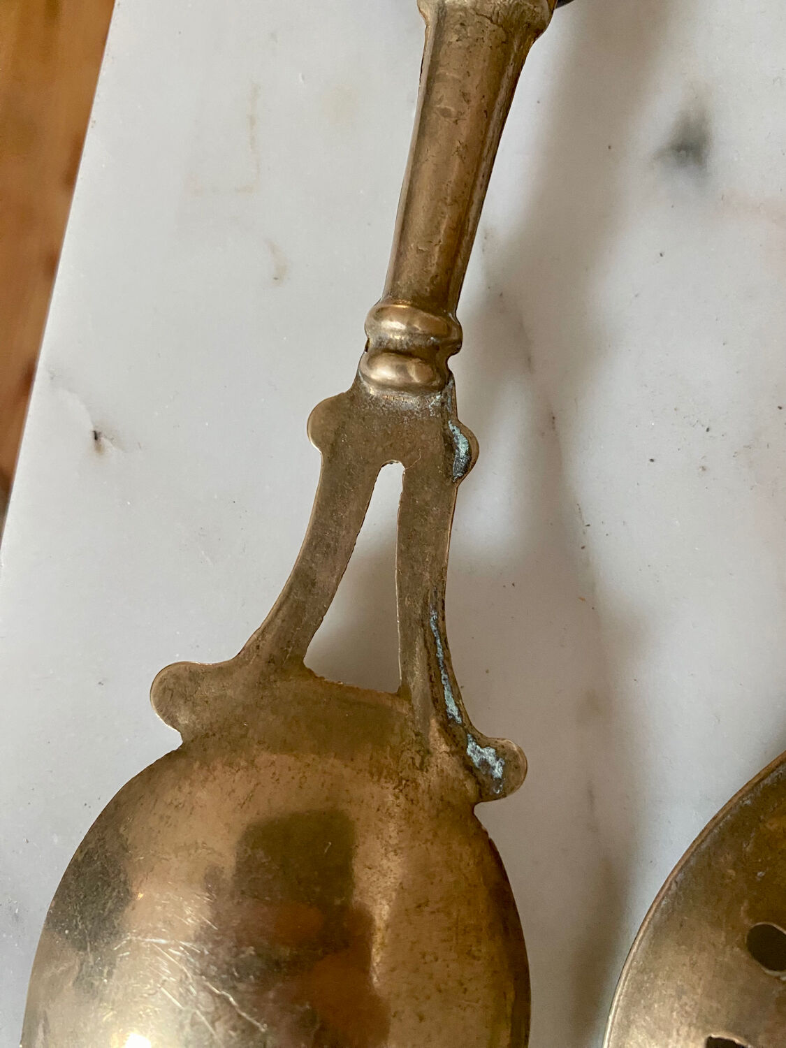 Porte ustensiles en laiton et bois