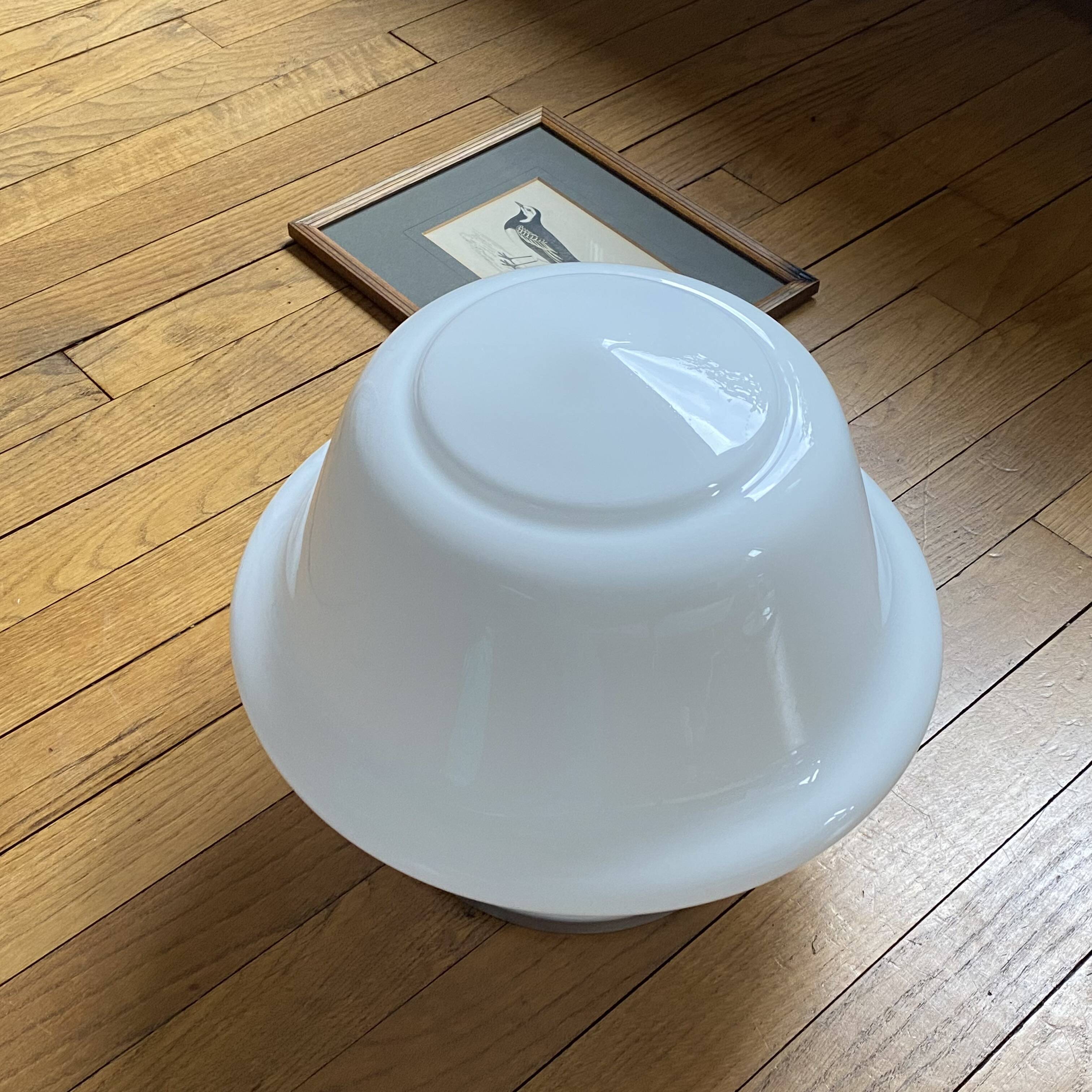 Grand plafonnier globe verre opaline blanc 30 cm base de fixation aluminium