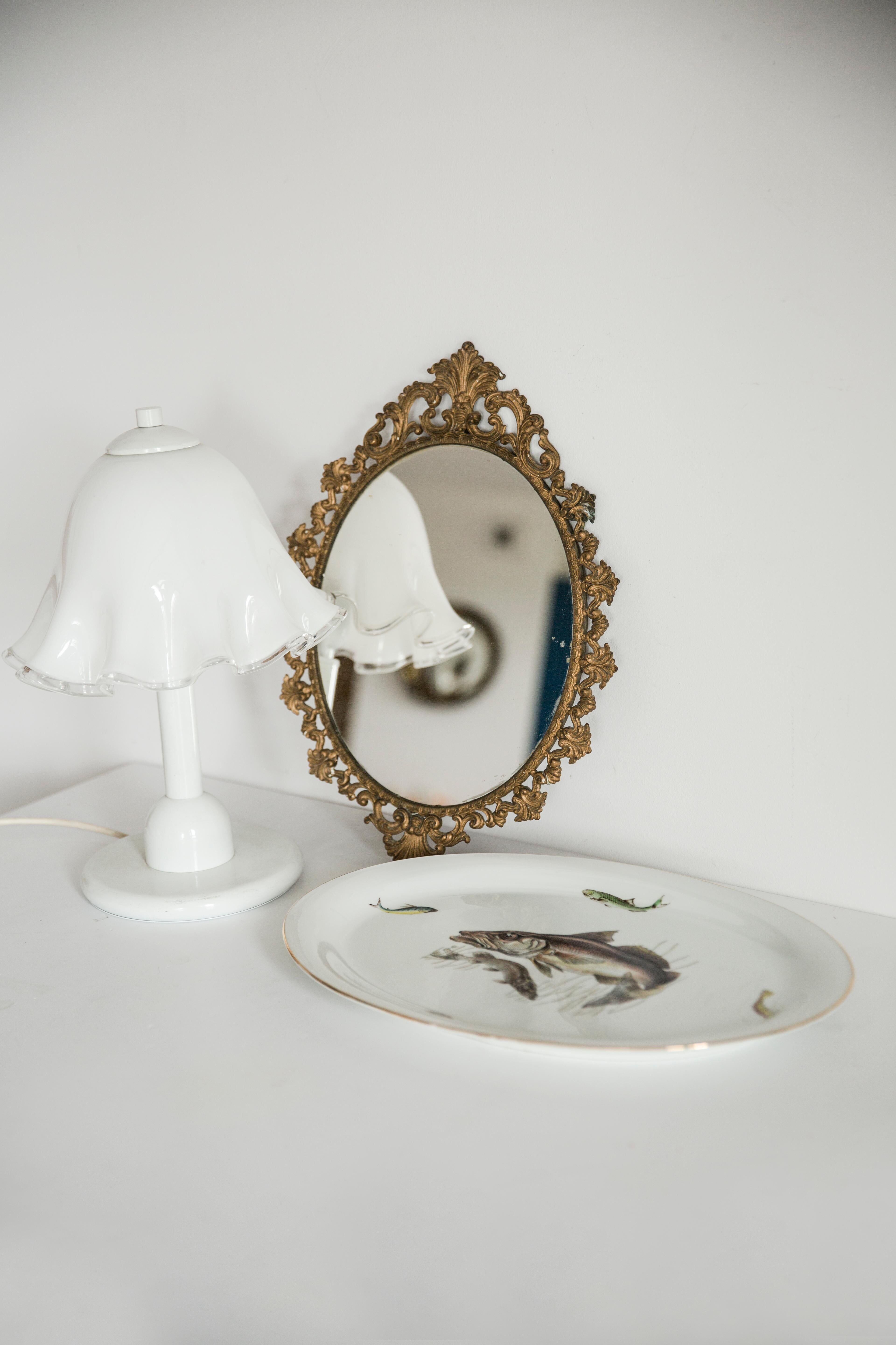 Set of two Hollywood Regency table lamps, white flowers, Italy, 1960s.