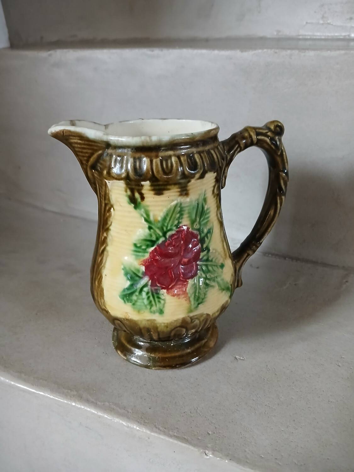 Small pitcher/cream jug in majolica.