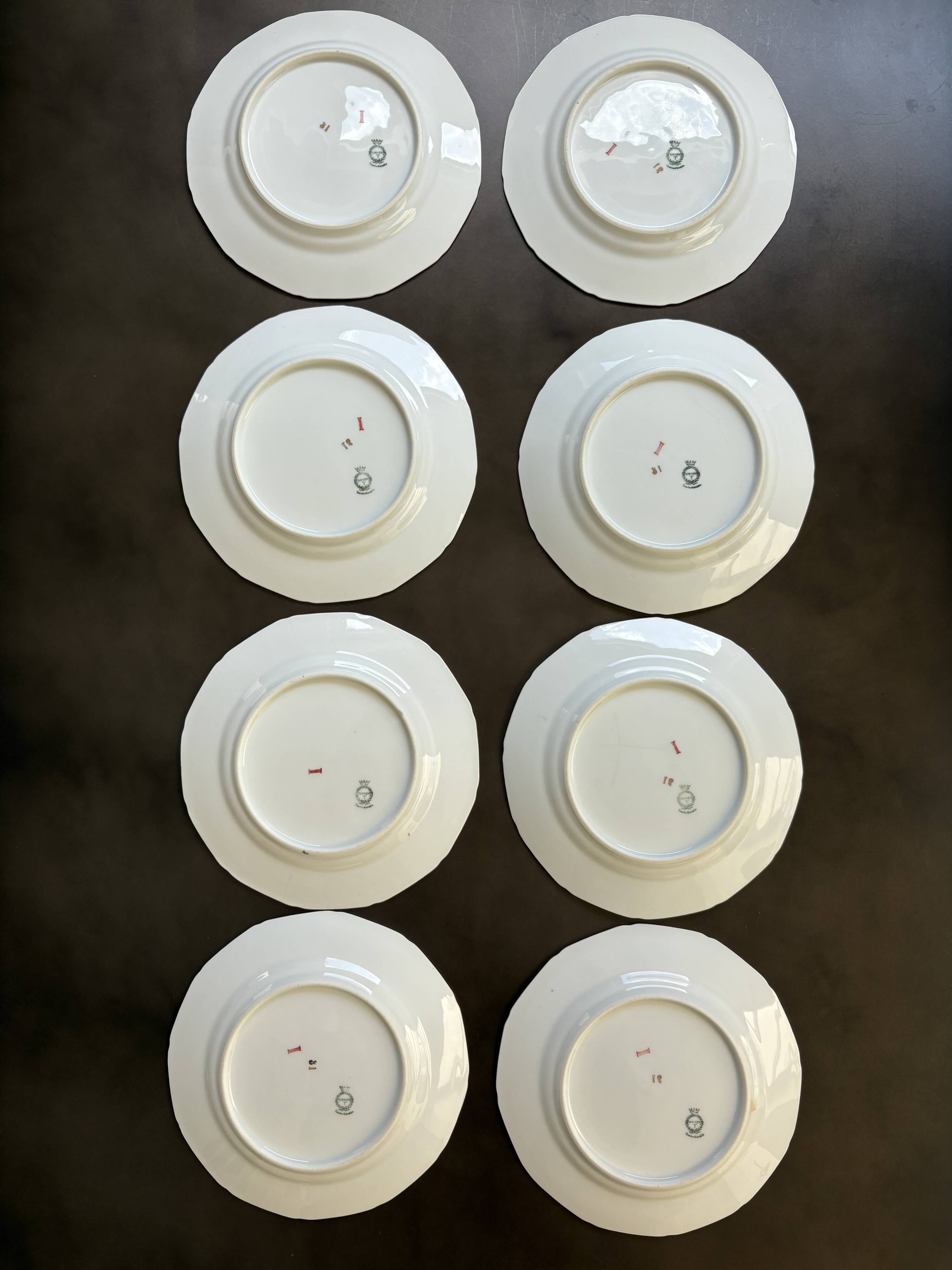 8 Anciennes assiettes à dessert