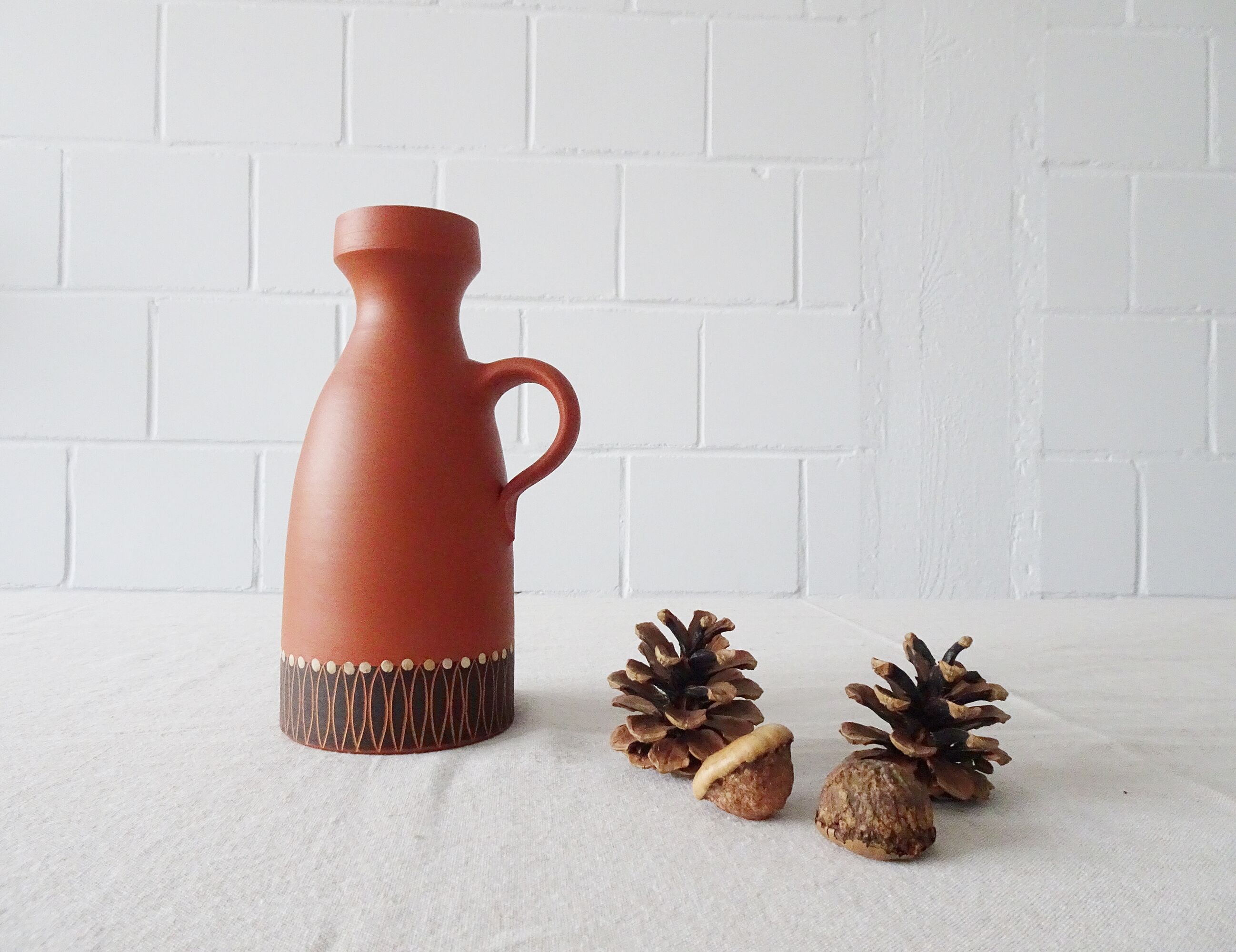 Vase en terre cuite au décor incisé, peint à la main