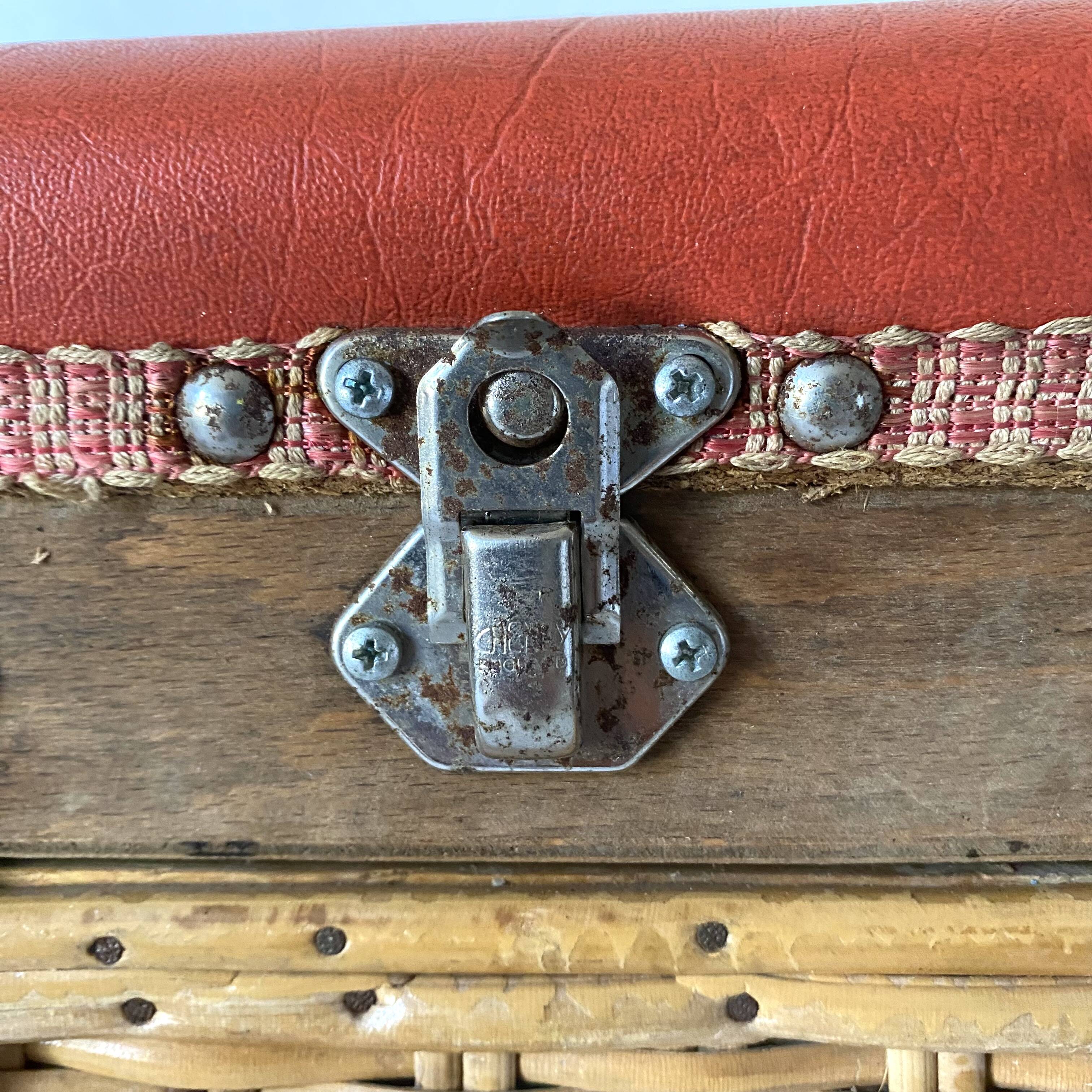 Low fishing box stool in rattan and skai