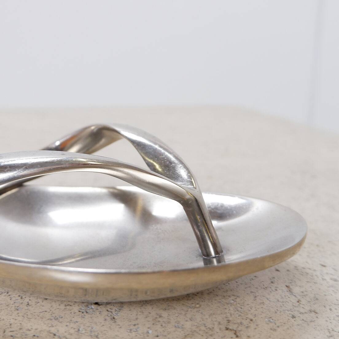 Aluminum pocket emptier flip flop