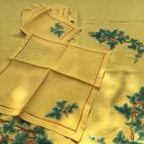 Yellow linen dinner service embroidered with ivy flowers