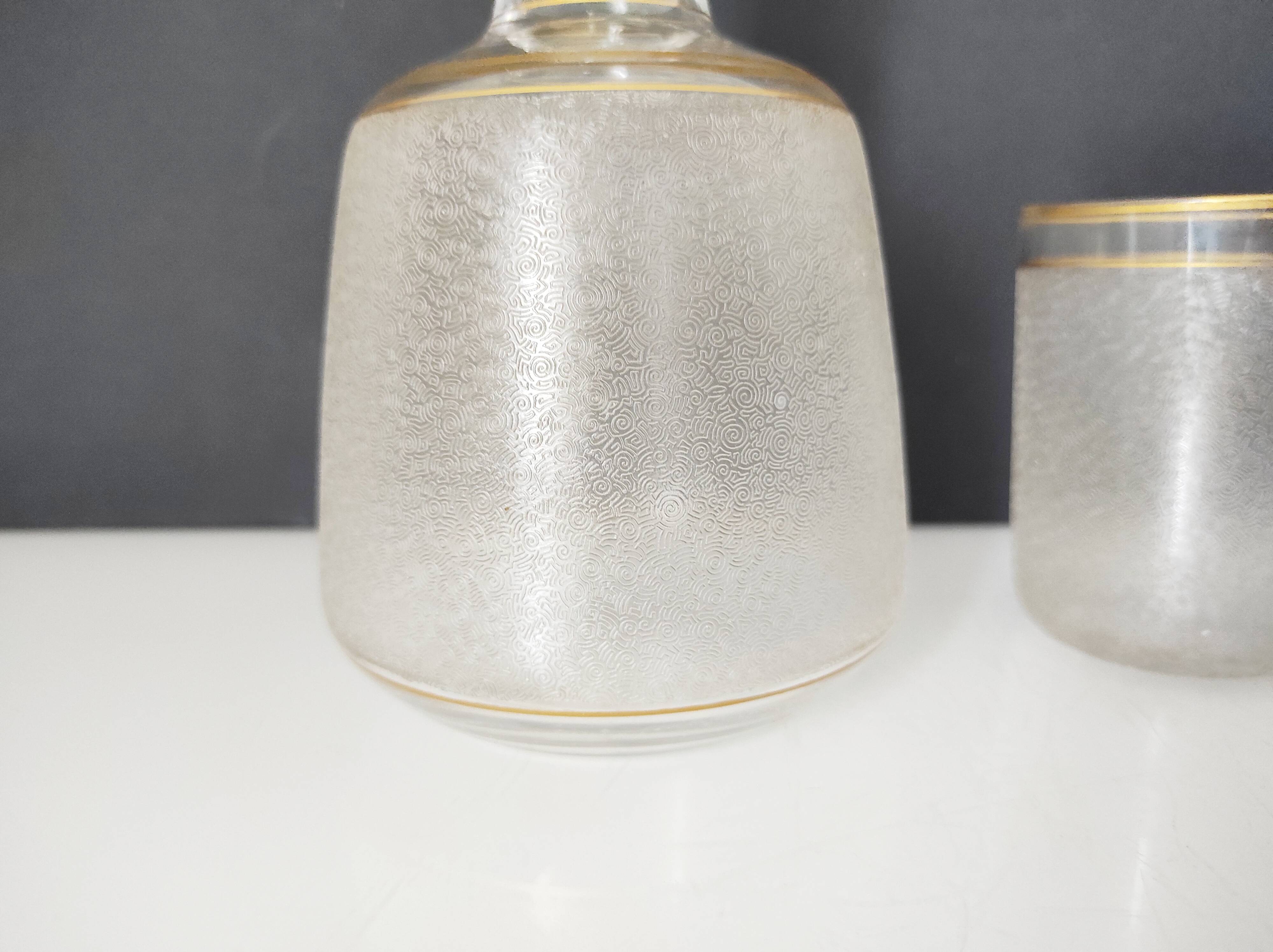 Carafe de nuit et son verre en verre givré
