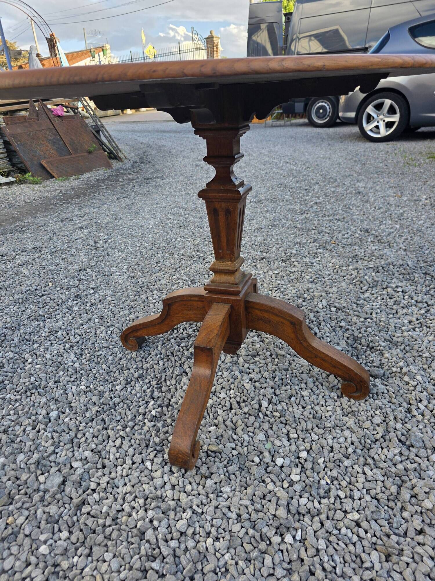 Oak guéridon table from the early 20th century.