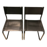 2 leather chairs in Bauhaus style