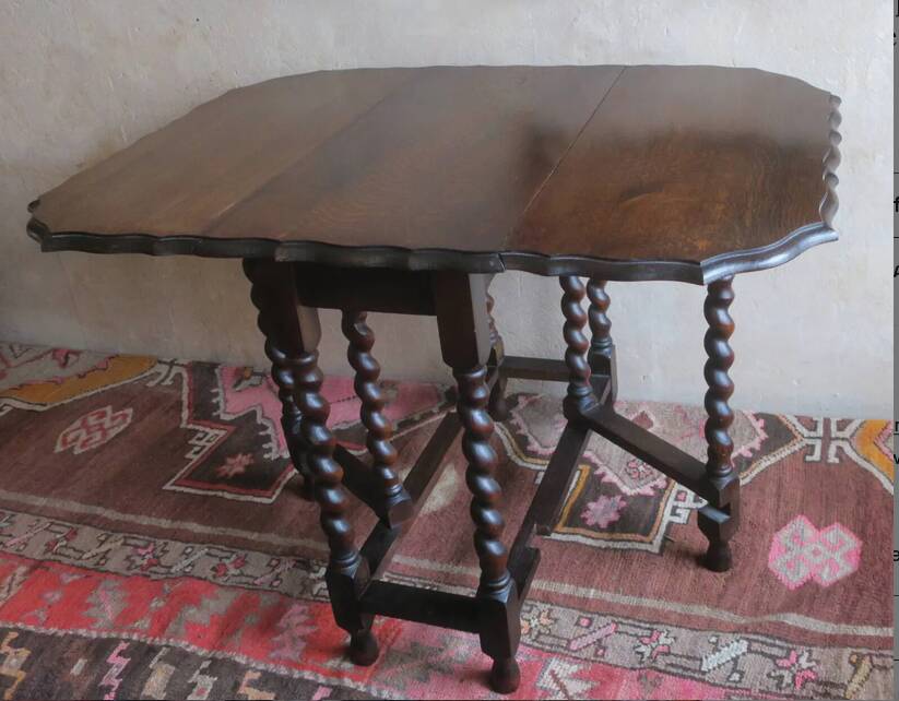 Antique farmhouse patinated extendable table in oak with carved edge, 1900