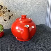 Théière rouge à pois blanc vintage