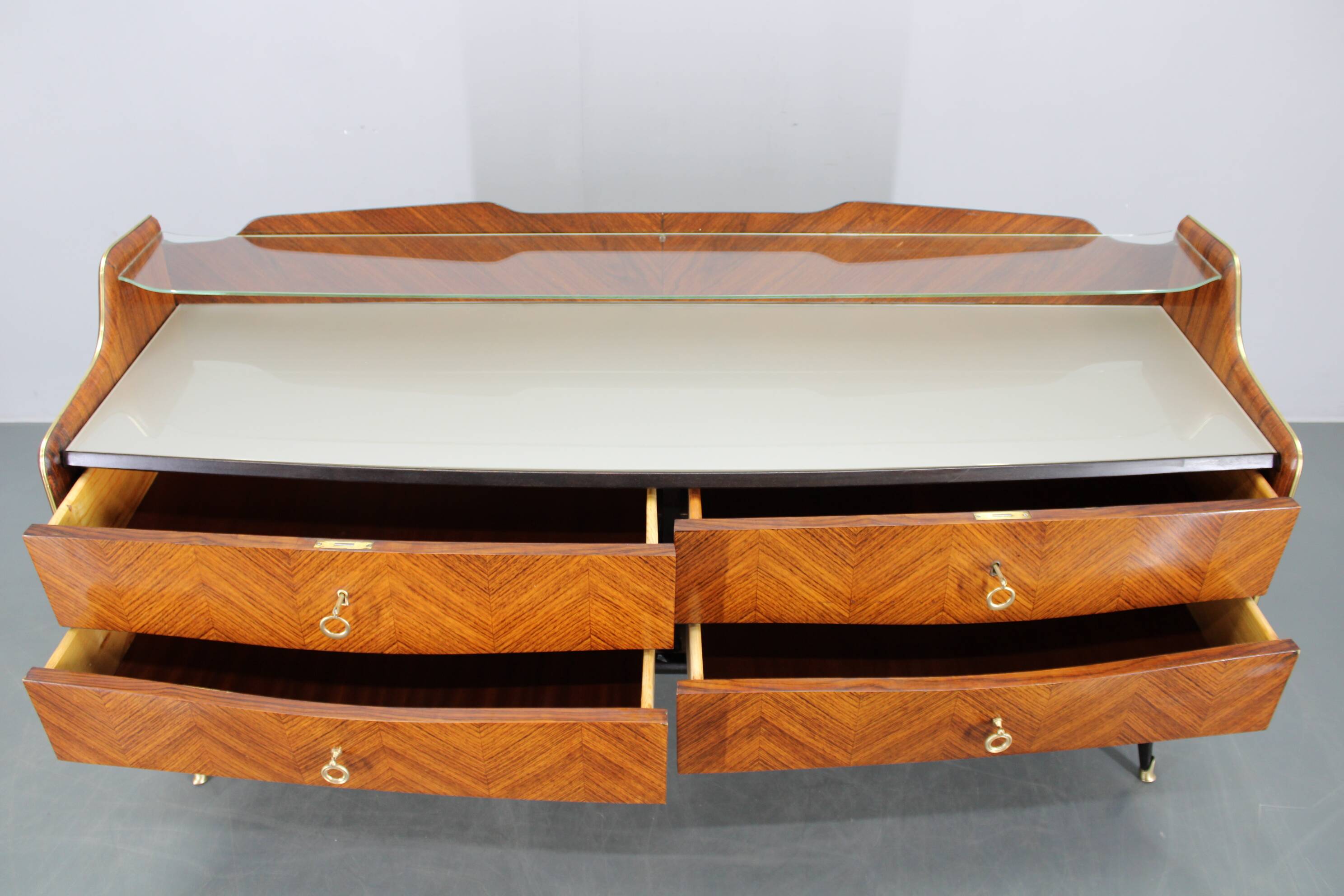 Buffet italien organique des années 1950 avec plateau en verre et 4 tiroirs