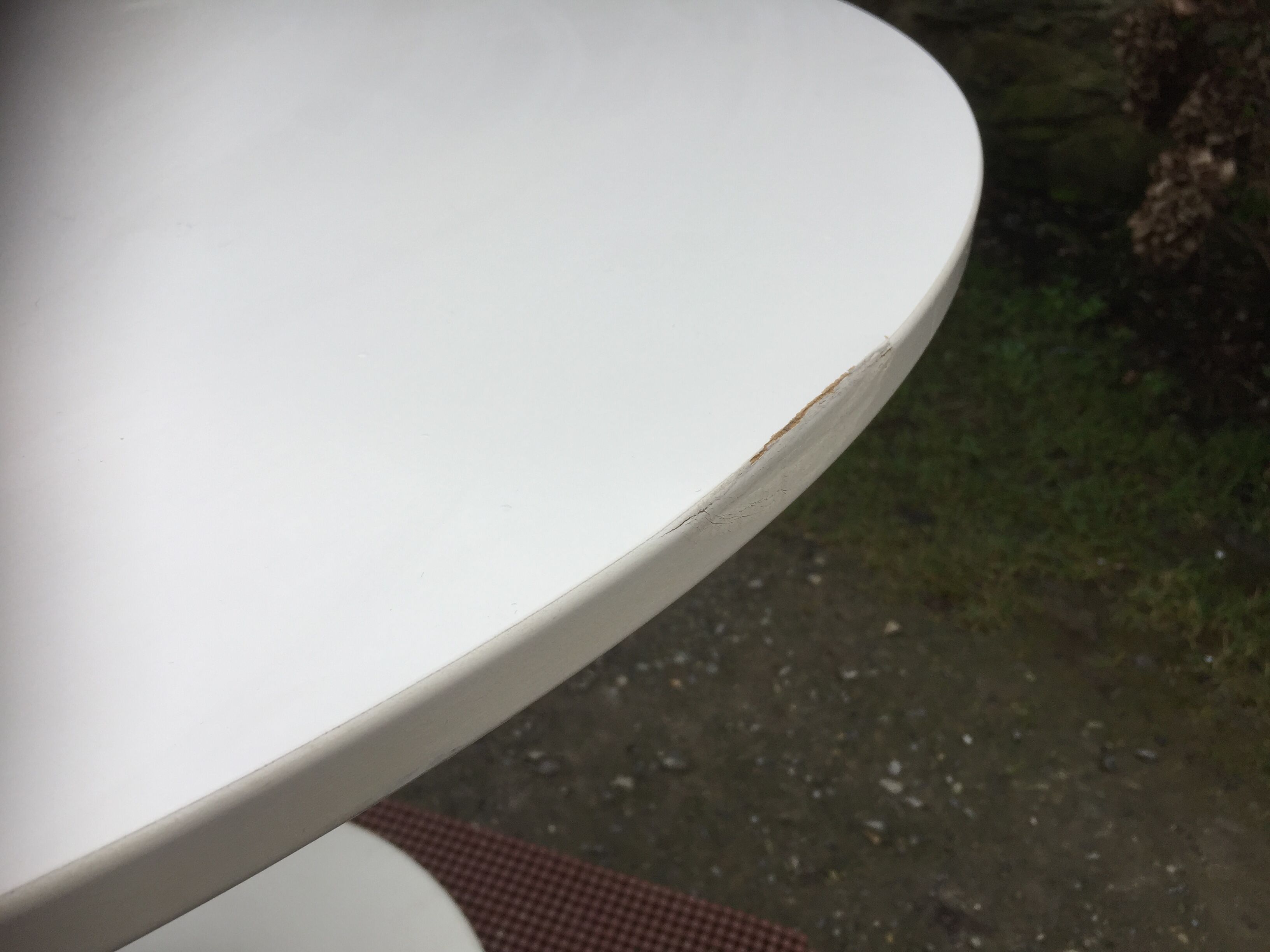 Vintage tulip base table in white pvc