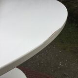Vintage tulip base table in white pvc