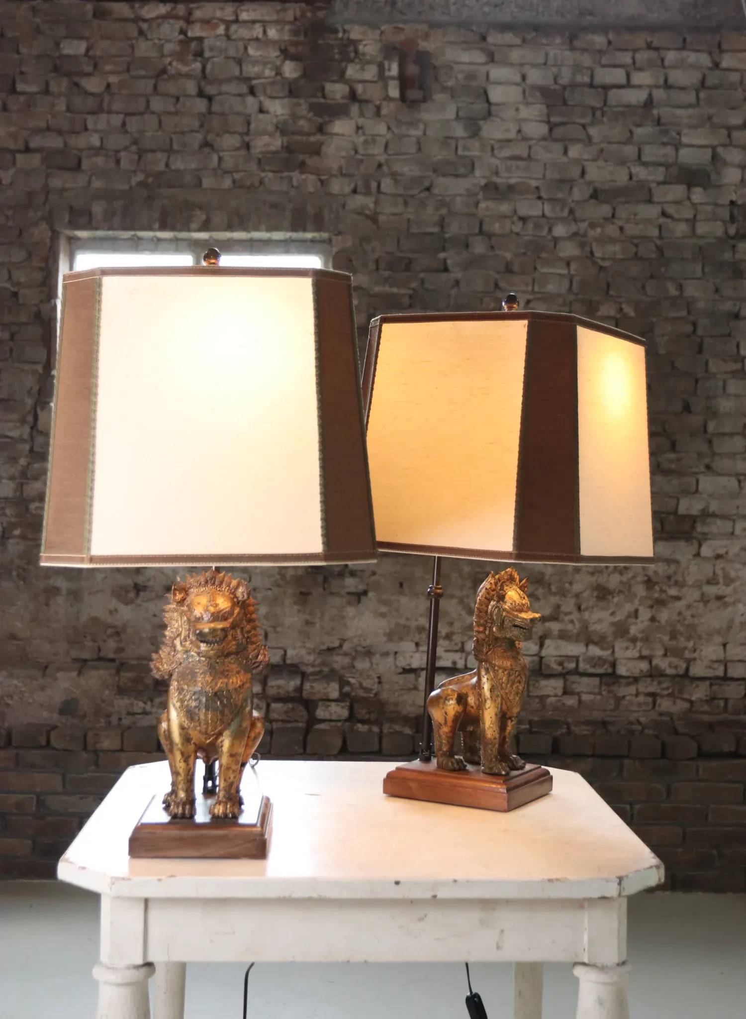 Pair of table lamps with gilt bronze Singha lions – Thailand, 1970s