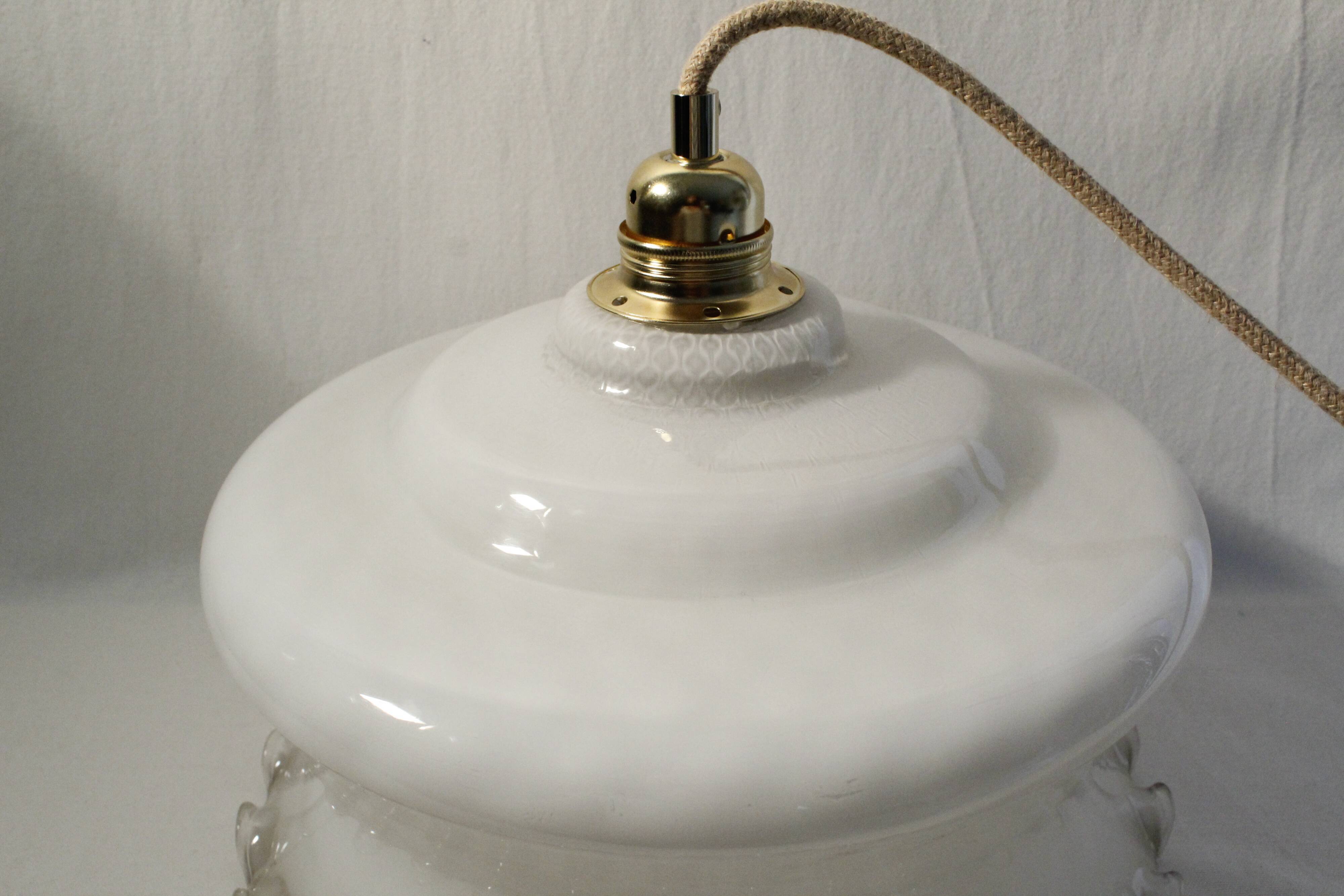 Round suspension in white opaline with serrated edges electrified