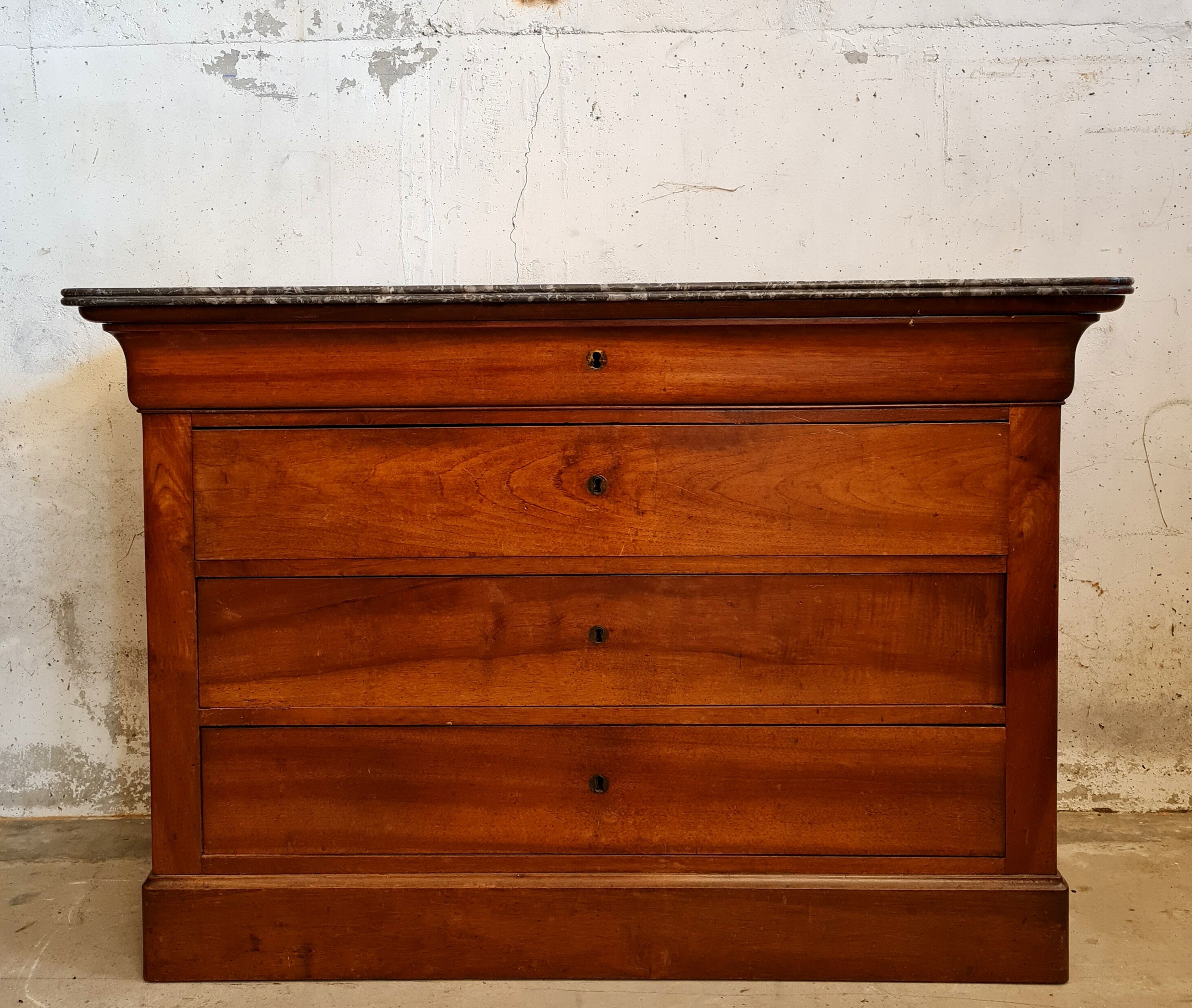 Louis Philippe period chest of drawers in walnut around 1830