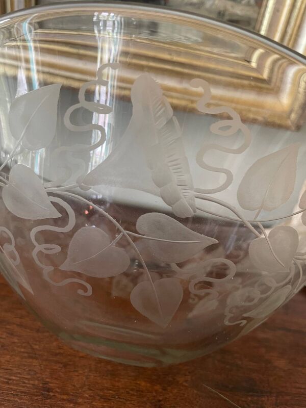 Coupe ancienne ou saladier en cristal gravé , motif floral signé'' Delvaux P
