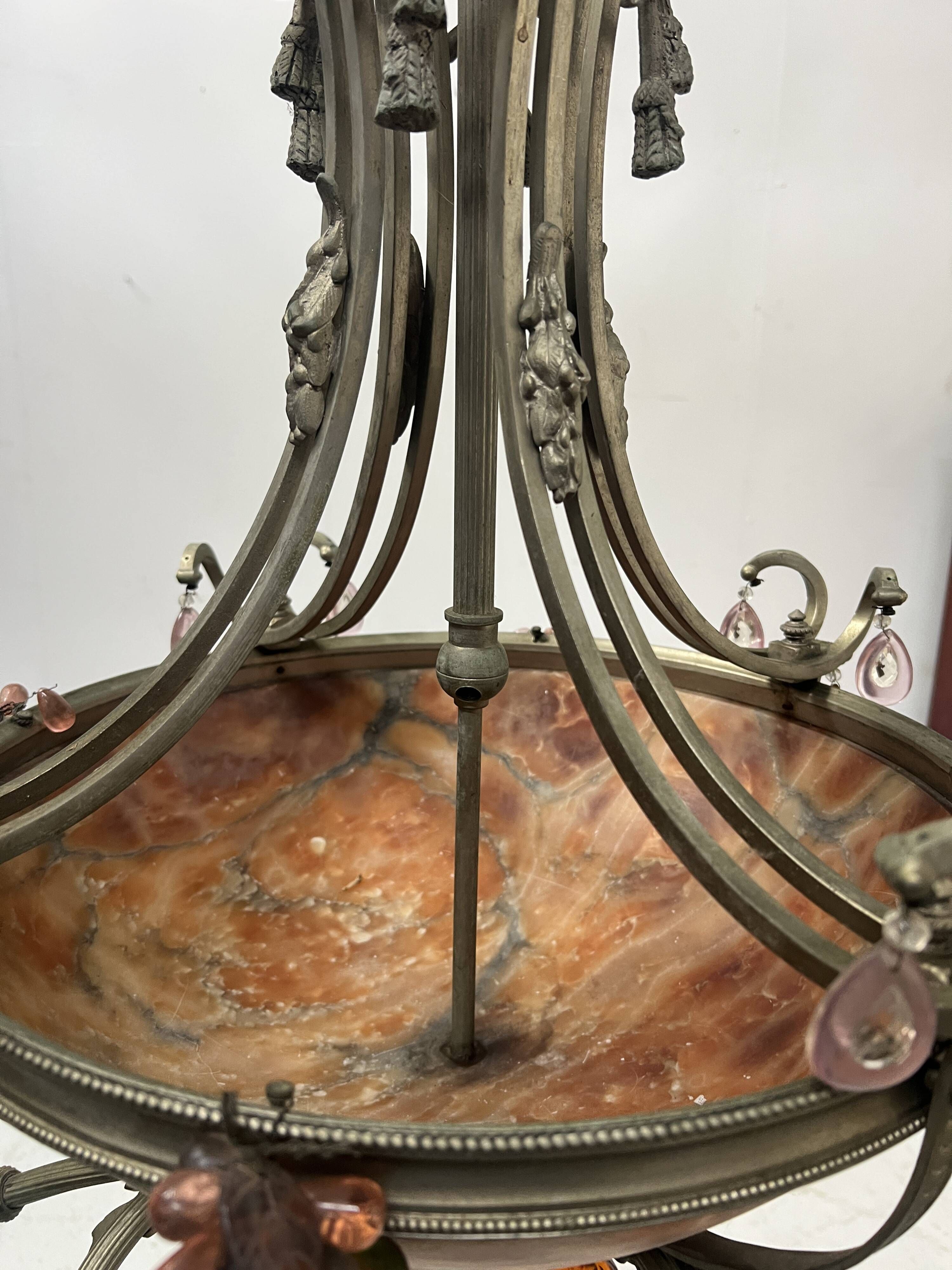 Napoleon III chandelier in bronze and alabaster with eight light arms, 19th century.