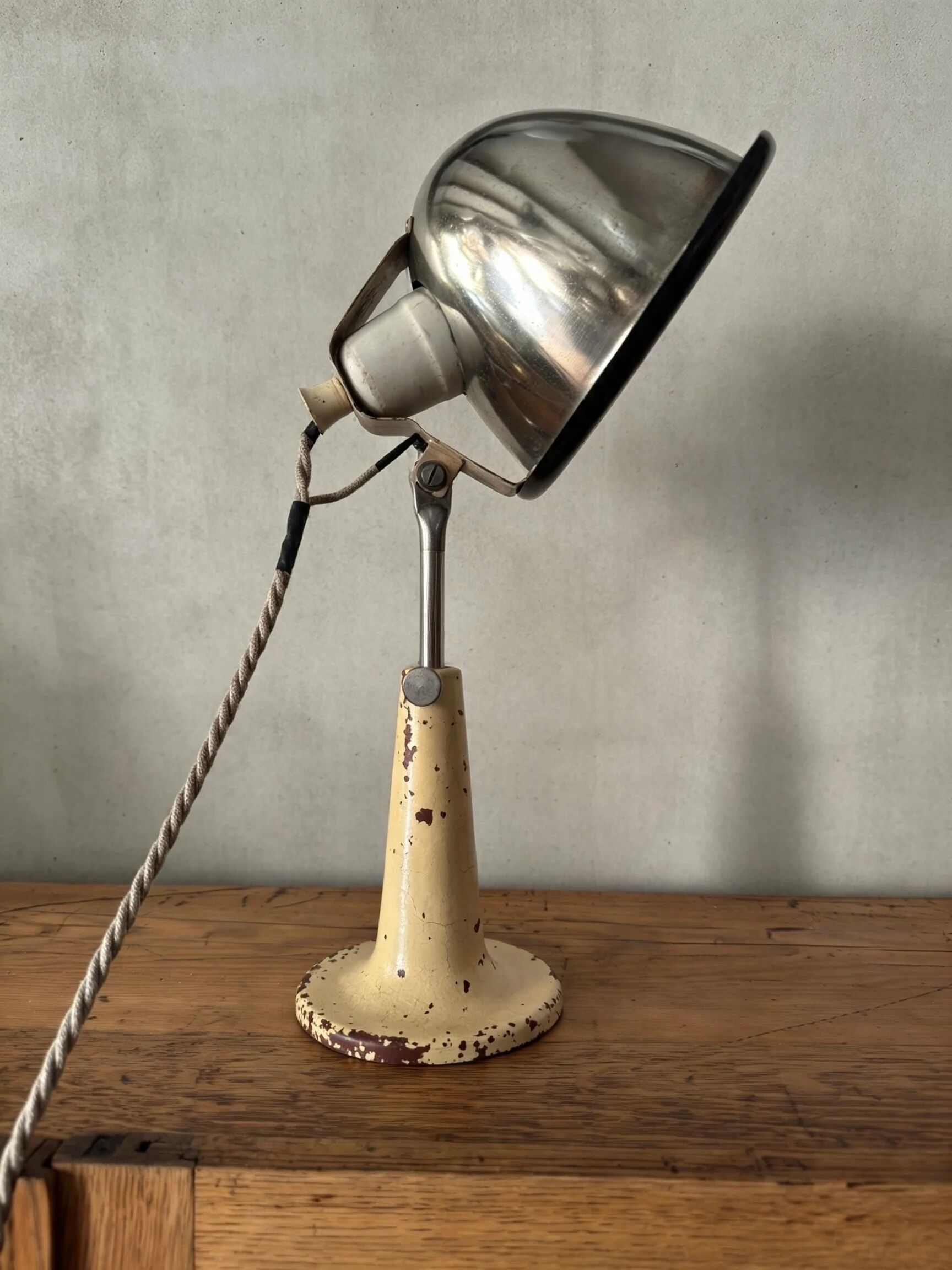 Lampe de table dans le style de Fritz Pendorff (RDA) vers les années 1950.