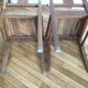 2 chaises vintage en bois et simili cuir rouge