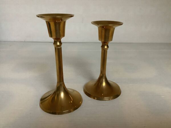 Paire de petits bougeoirs pied tulipe en laiton