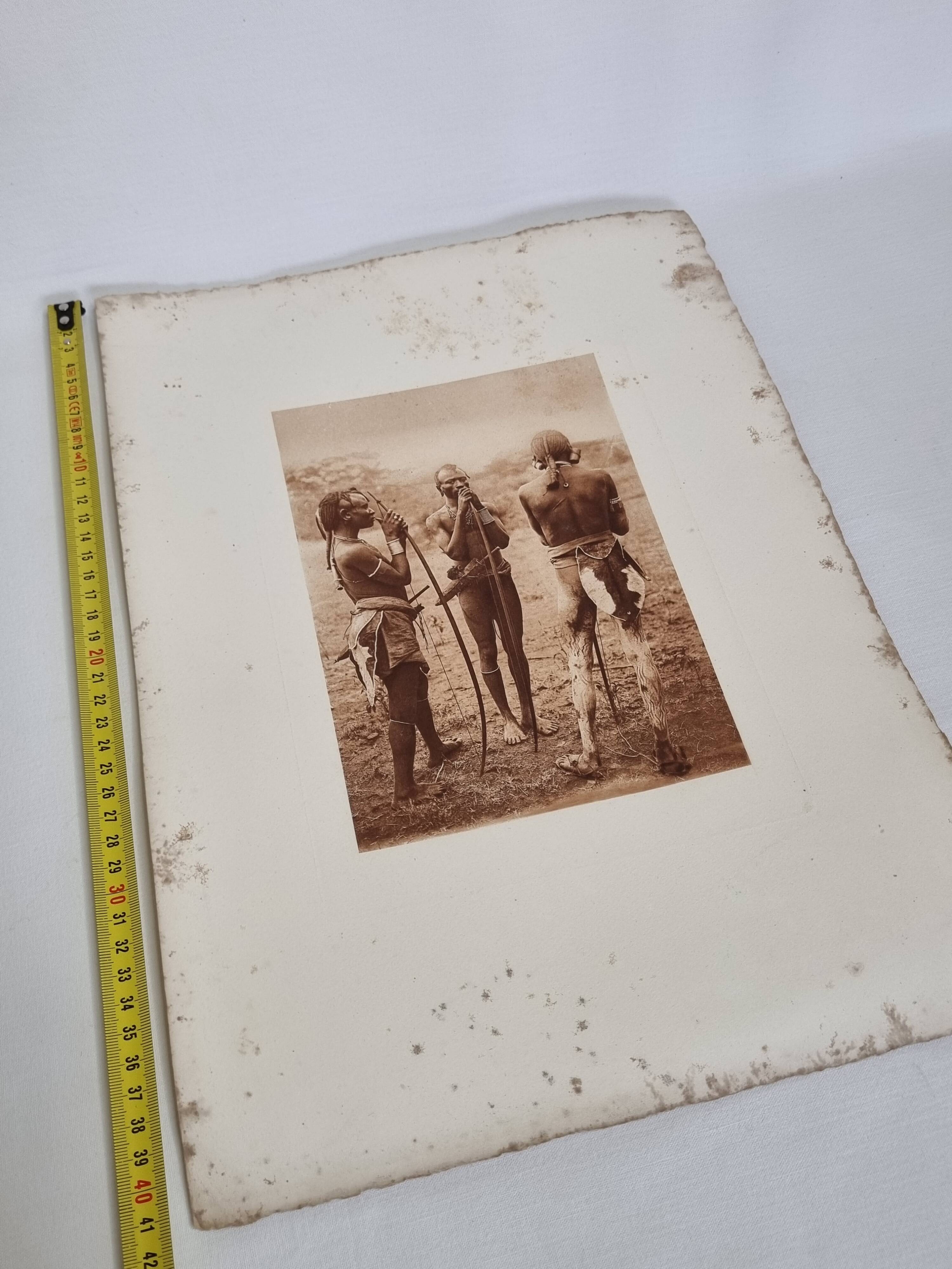 Photogravure ancienne, 1930, chasseurs Massaï