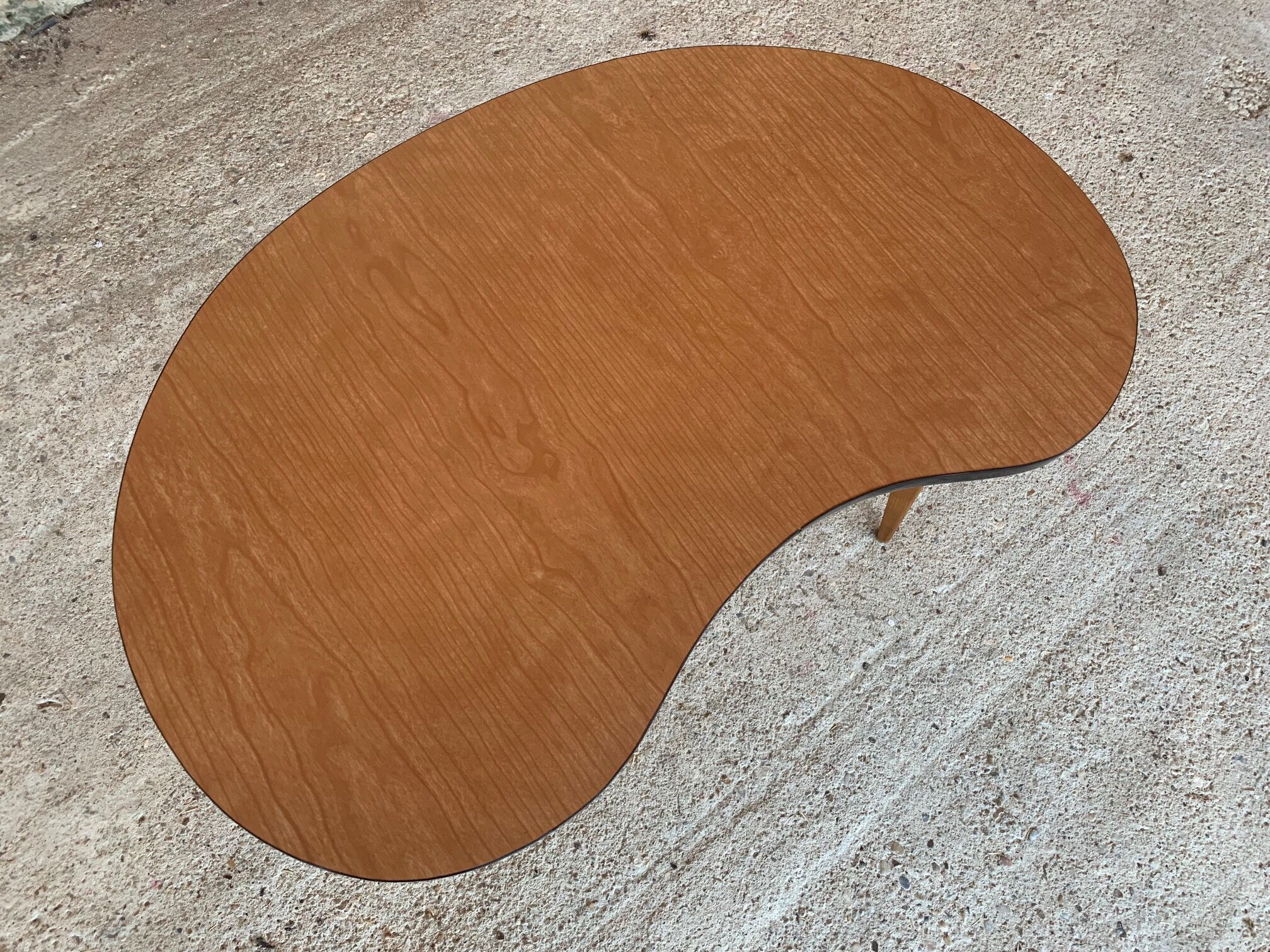 Coffe table vintage bean-shaped in formica, tripod foot, circa 1960s