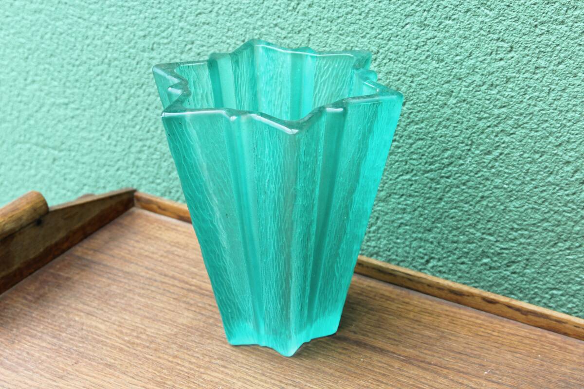 Molded pressed glass vase, 12-pointed star