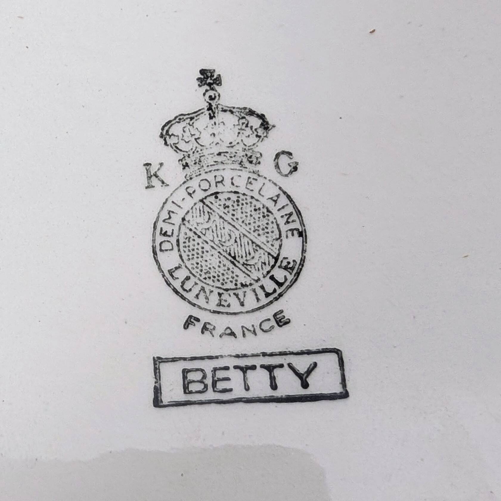 Oval dish in half-porcelain Lunéville model Betty